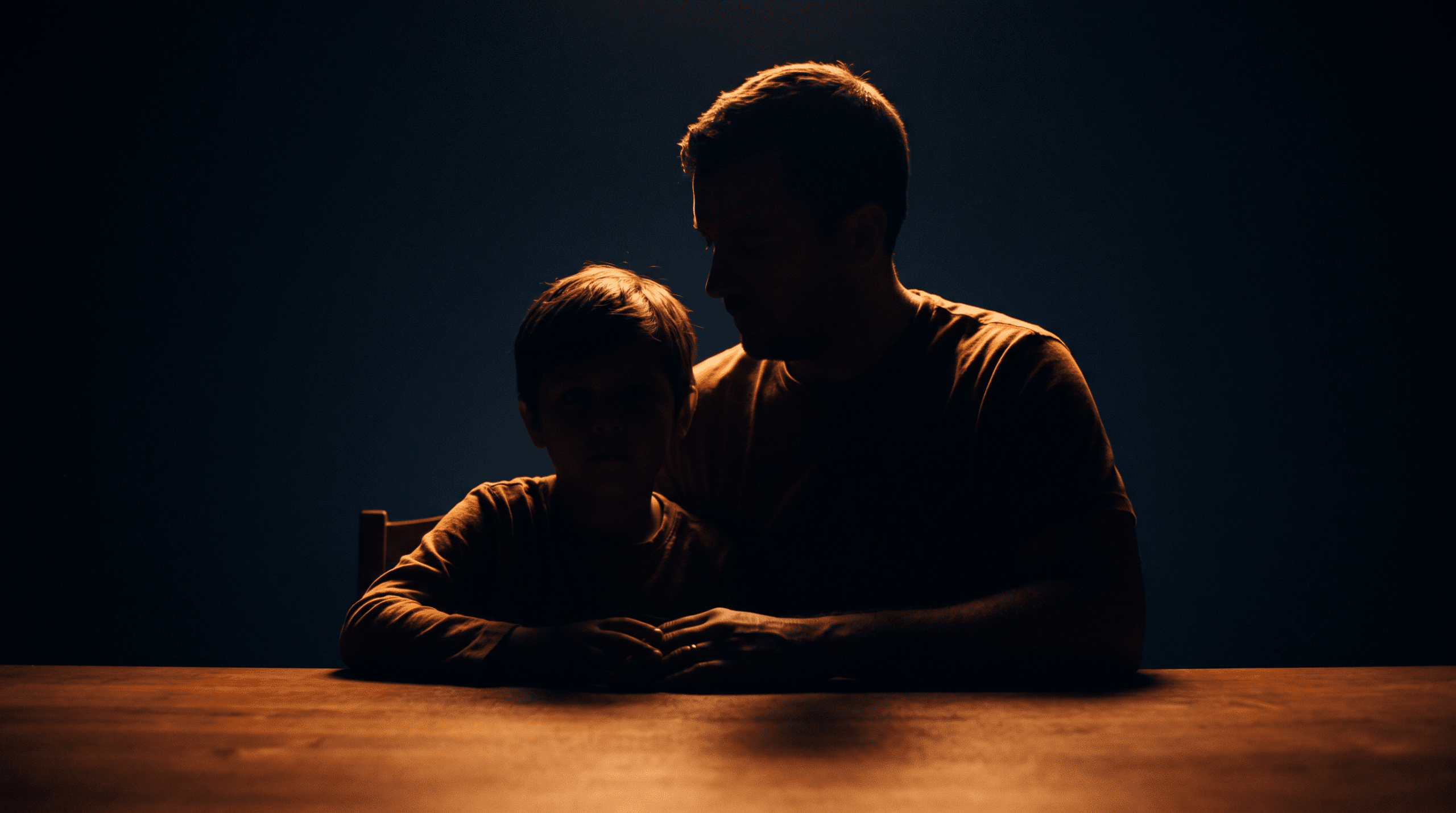 Familia en conexión, luz cálida